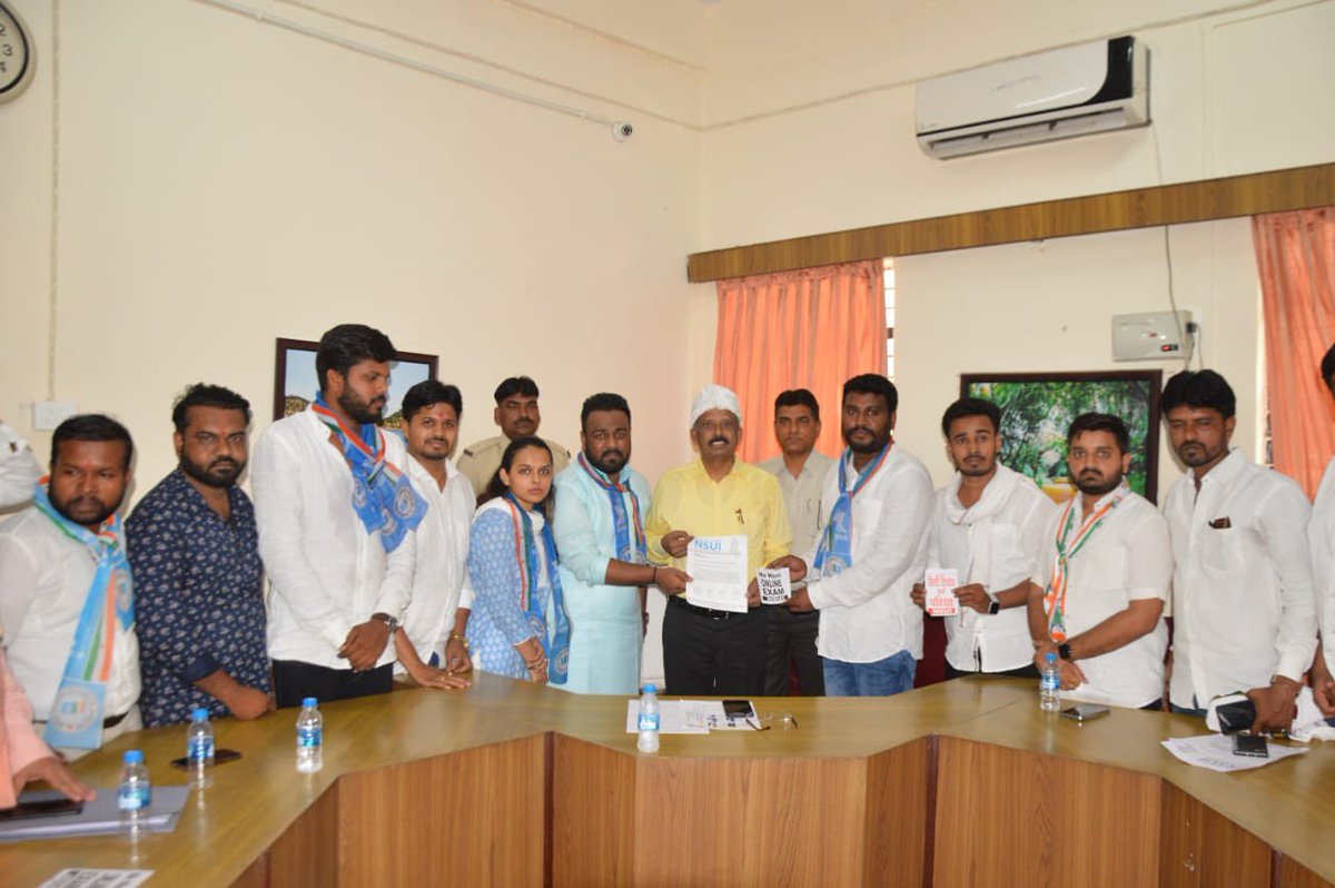 amirshaikh_INC's tweet photo. NSUI protests at Amravati university today with a demand of #onlineexam for students of this semester.The vice Chancellor has given an assurance that these demands will be kept infront of Education minister . 
#onlineexamforallmaharashtrauniversitrahul
#jaisishiksha_vaisipariksha https://t.co/wei6DIpeKn