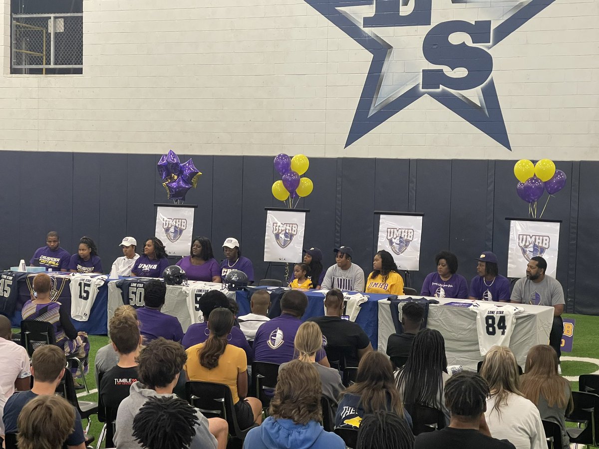 CoachKyleMoss's tweet photo. Proud of each of these young men!  Each one has worked for this opportunity to play at the next level. #proudcoach #LS4life https://t.co/3Qd3MxTr3a