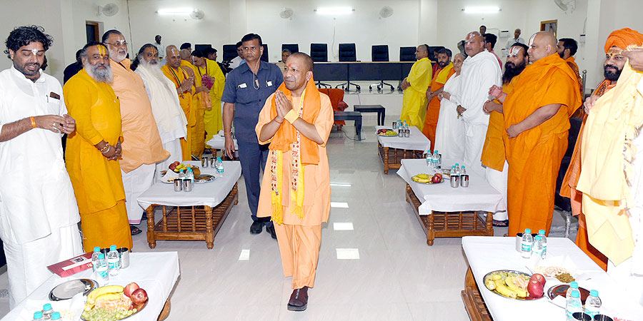 myogiadityanath's tweet photo. धर्म नगरी श्री अयोध्या जी में आज पूज्य संत जनों से भेंट करने का सौभाग्य प्राप्त हुआ।

प्रभु श्री राम की नगरी के पुरातन धार्मिक व सांस्कृतिक वैभव को पुनर्स्थापित करने हेतु पूज्य संतों के साथ सार्थक चर्चा हुई। https://t.co/fbC5H4oV3D