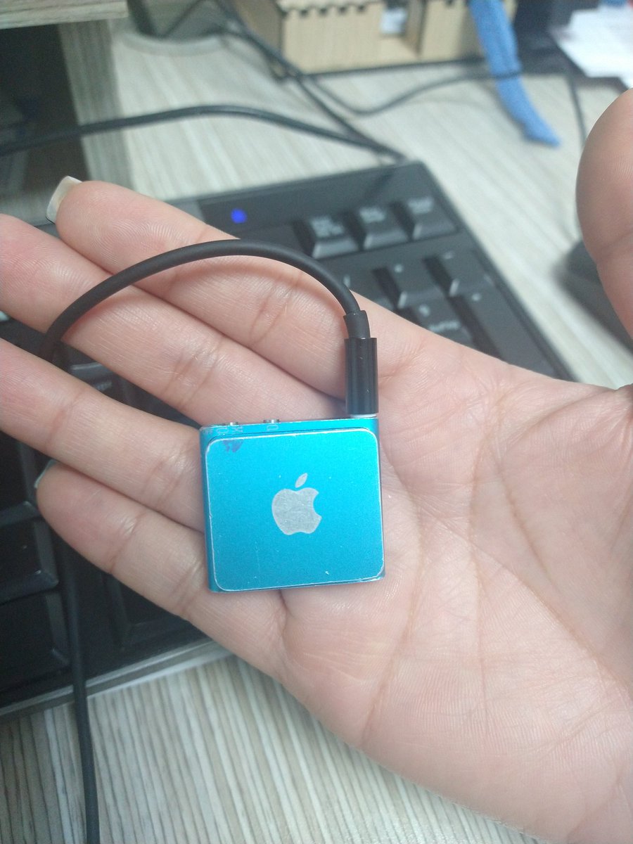 Mimi_UVasquez's tweet photo. 10 años después y esta vaina sigue funcionando perfecto, de los pocos regalos que me quedaron del exnovio, Sorry pero por andar entusada no iba a botar un ipod suffle, tan boba no soy https://t.co/MCw6lcQ16n