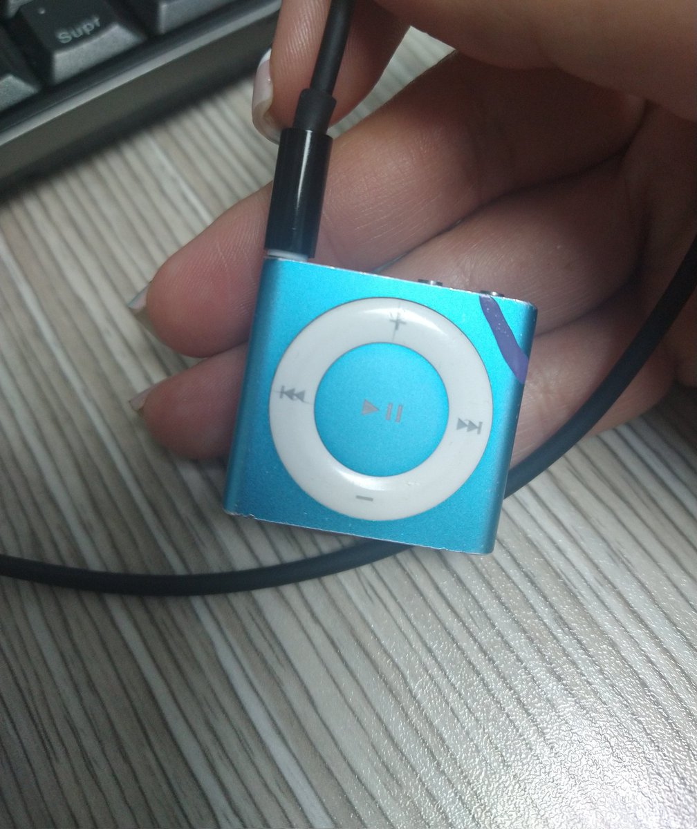 Mimi_UVasquez's tweet photo. 10 años después y esta vaina sigue funcionando perfecto, de los pocos regalos que me quedaron del exnovio, Sorry pero por andar entusada no iba a botar un ipod suffle, tan boba no soy https://t.co/MCw6lcQ16n