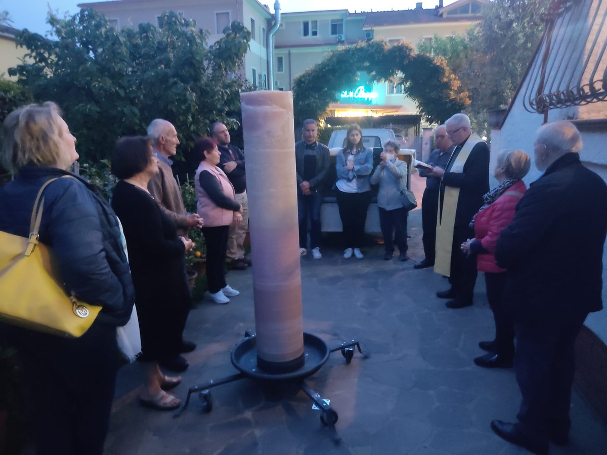 160 anni in due, i presepisti Sauro Innocenti e Carla Bianchini verso Lourdes in Ape con un maxi cero di 2 metri per la pace. Stamani sono partiti, percoreranno più di 1000 km
#terredipresepi #cittadeipresepi #asuaimmagine #tv2000 #RaiNews24 #agensir #pace #