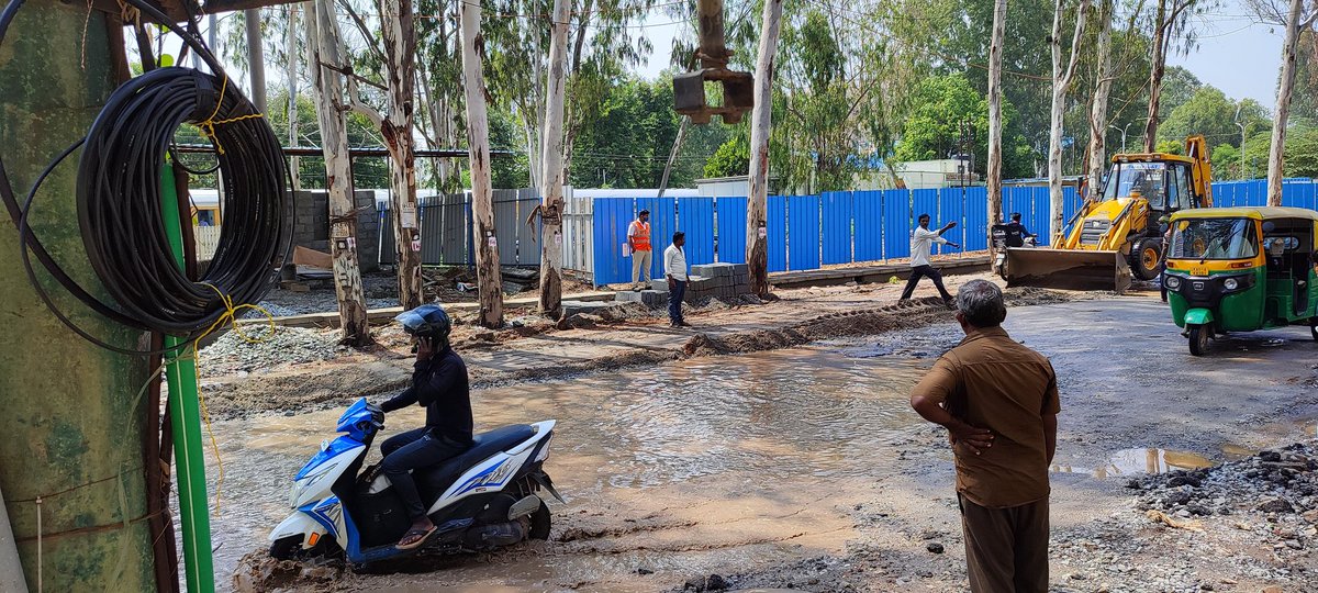 razmataz_amit's tweet image. @PMOIndia @CMofKarnataka @BBMPCOMM @BBMPAdmn @CPBlr 
Just temporary work is what we citizens are fed up with. 
Someone blocked the only privilege walkers of carmelaram had; a drain over footpath... now no option but all should swim is it??