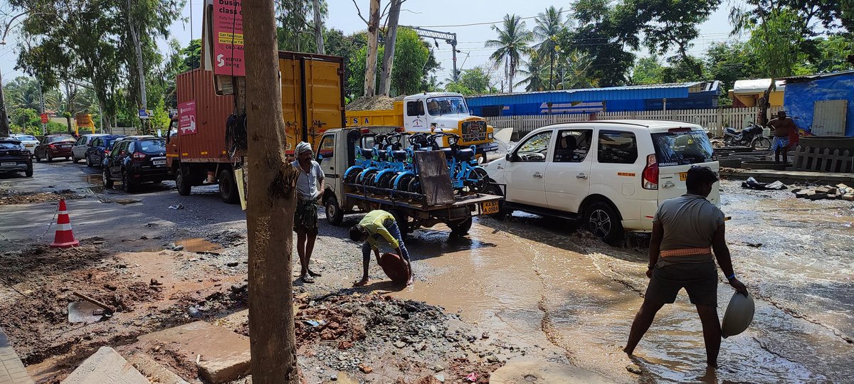 razmataz_amit's tweet image. @PMOIndia @CMofKarnataka @BBMPCOMM @BBMPAdmn @CPBlr 
Just temporary work is what we citizens are fed up with. 
Someone blocked the only privilege walkers of carmelaram had; a drain over footpath... now no option but all should swim is it??
