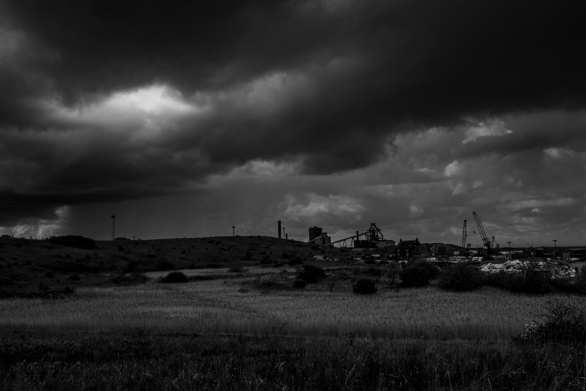 k_howard6's tweet photo. Storm clouds brewing on the NOrth Yorkshire coast at Saltburn and Coatham Marsh looking towards the now defunct Steelworks at South Gare  #southgare #fineartphotography #photography #landscape #northyorkshire #saltburn #disabilityarts https://t.co/PyS0f5g6Co