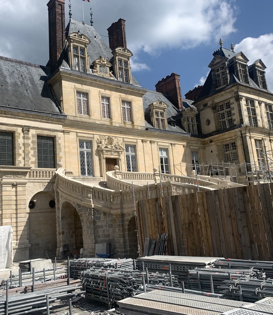 JCLapree's tweet photo. L’escalier en « fer à cheval » du ⁦@CFontainebleau⁩ se dévoile après de long travaux. Le jeu de couleurs, jusque là perdu, donne une élégance incroyable. Entre le grége du grès et la chaleur du calcaire, l’effet de couronnement est saisissant #patrimoine #Fontainebleau https://t.co/ZZ8A5rv571