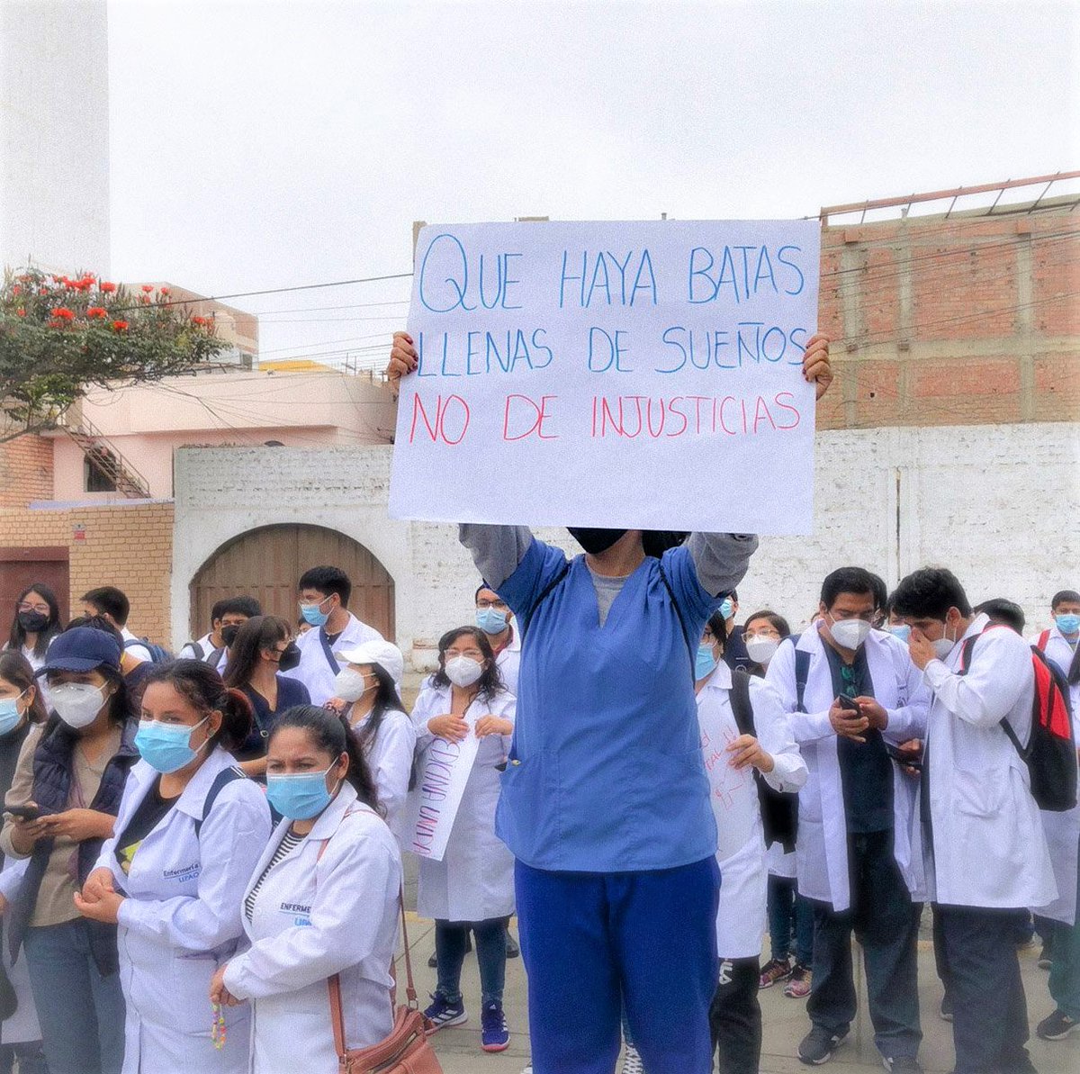 saludconlupa's tweet photo. Esta semana se realizó la 4ta marcha de internos que piden a @Minsa_Peru y @MEF_Peru garantizar EPPs, estipendio, seguro, condiciones mínimas para trabajar. @FEPEMH_ 🧵 https://t.co/wW2q1hAliG