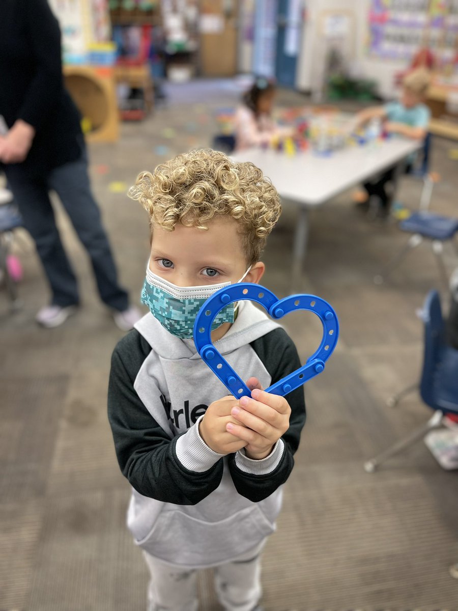 PreK_rocks_'s tweet photo. “Look Ms. Tina we made you hearts!” 💙💜💛💚❤️@BrookridgeSMSD #earlyedsmsd https://t.co/dGqJFXD3Uq