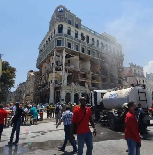 Oscar_CubaTSP's tweet photo. Triste y dolorosa situación por el lamentable accidente en el Hotel Saratoga en La Habana. Nuestras condolencias a familiares y amigos de las personas fallecidas. A los lesionados deseamos una rápida recuperación. https://t.co/Ci1Y3vurZ3