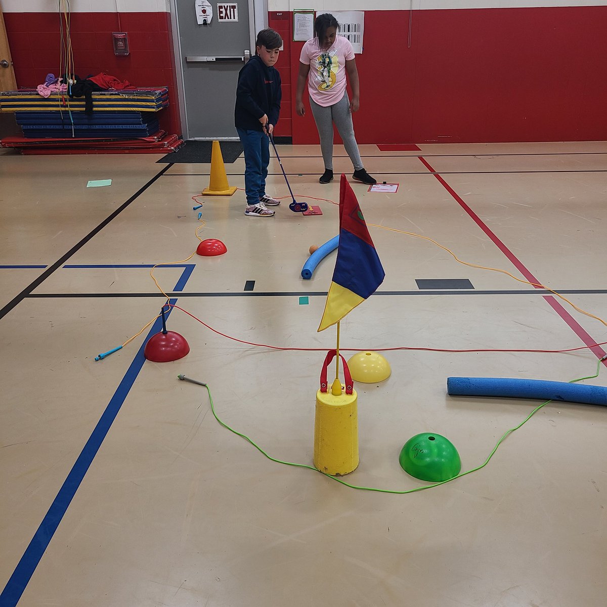 MrsConlonPhysEd's tweet photo. 4D working on some putting ⛳️ in PE. They did an awesome job designing their mini golf course. https://t.co/syx47RsM9Y