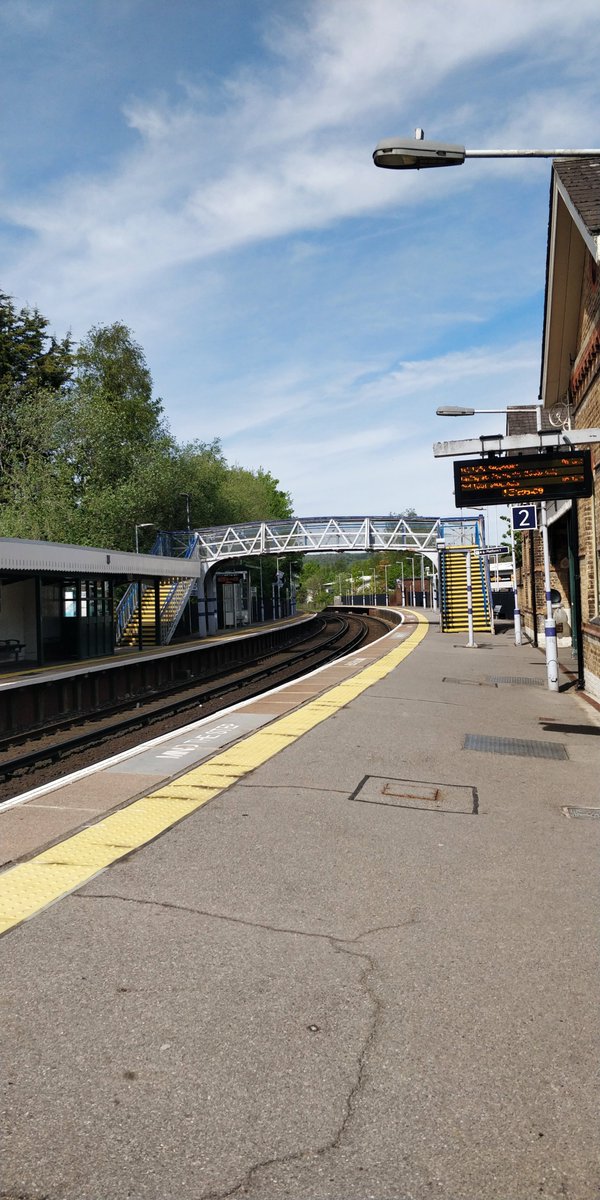 Blue skies and sunshine down at the Station today, prefect way to start the weekend! 
🌞🌞🌞

#batandball #sunshine #blue #sevenoaks #heritagestation #station #friyay #sun #countryside #cafe #coffeeshop #trainline #kent #southeastuk #southernrail