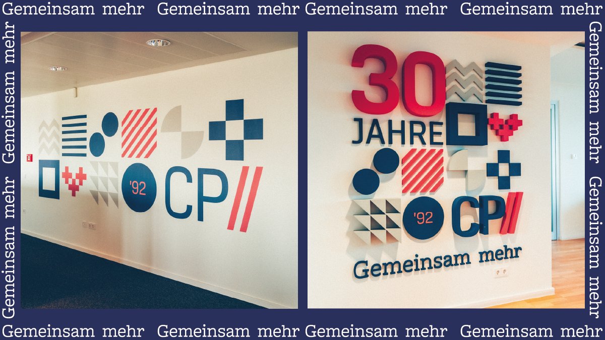 cp_compartner's tweet photo. Vom 3D-Pattern im Eingangsbereich bis hin zum Wallprint in der 5. Etage – unsere Räumlichkeiten wurden passend zum 30-jährigen Jubiläum verschönert. ✨ Und damit sich die #CPeople ebenfalls herausputzen können, gab's Special-Edition-Merch ✌️ #gemeinsammehr #cp30 https://t.co/kcP3ymMRQ4