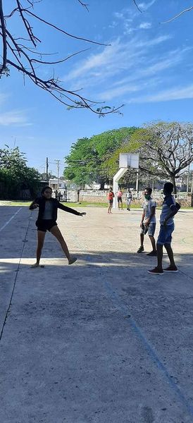 EnmaEsbu's tweet photo. 7mo 4 y su profesora Yolexis Castañeda, disfrutando de un encuentro divertido y sano en "Deporte Participativo".
La recreación sana y el deporte ;cultivan el espíritu. https://t.co/kD43VLK6Y5