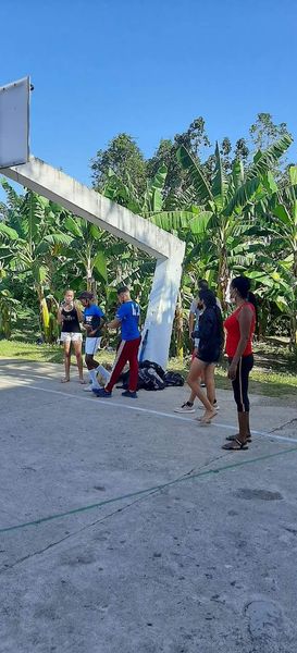 EnmaEsbu's tweet photo. 7mo 4 y su profesora Yolexis Castañeda, disfrutando de un encuentro divertido y sano en "Deporte Participativo".
La recreación sana y el deporte ;cultivan el espíritu. https://t.co/kD43VLK6Y5
