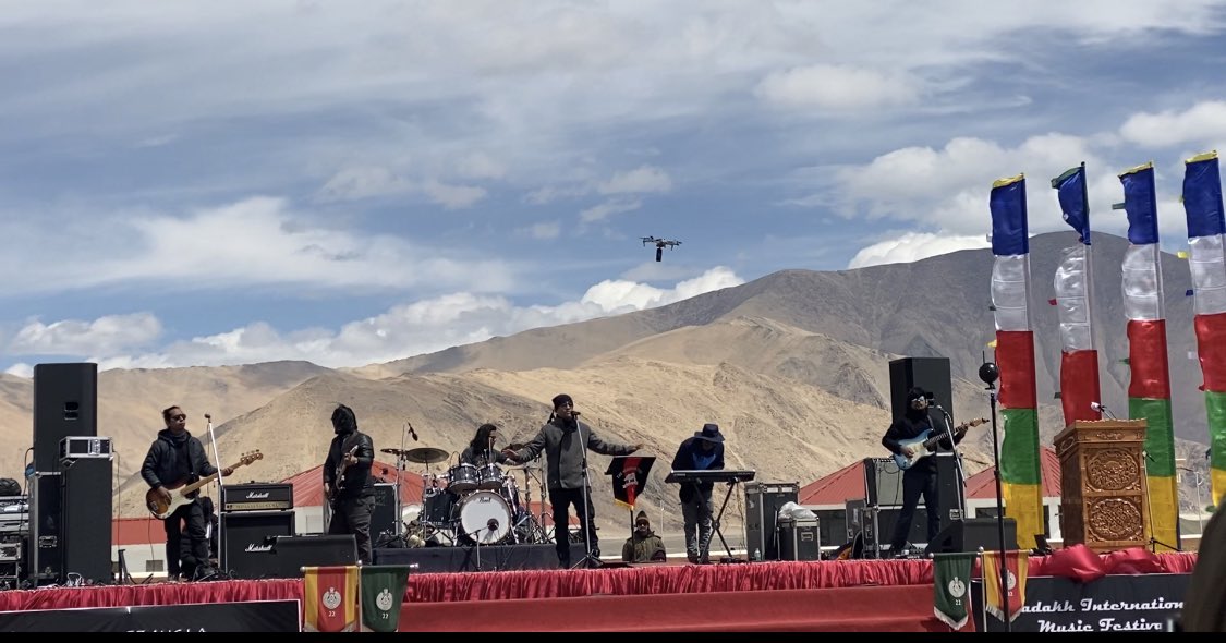 LIMF2022's tweet photo. A spectacular closing of #LIMF2022. The #RezanglaAnthem composed by @joibarua and conceptualised by @sushilsays was launched at #RezanglaWarMemorial
@AmritMahotsav @PictureTime4 @MinOfCultureGoI @adgpi @firefurycorps @NorthernComd_IA
@lg_ladakh @ddnewsladakh
@PBLadakh https://t.co/u0PD05vlq3