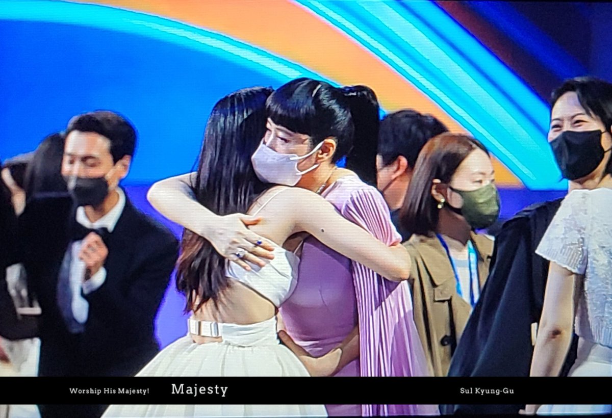 taeritubbies's tweet photo. DON’T TOUCH ME!!! THE KIM HYESOO AND THE KIM TAERI HUGGED 😭😭😭❤️❤️❤️

#KimTaeriBAA2022
#58thBaeksangArtsAwards 
#BaeksangArtsAwards2022 https://t.co/JipnV8xJnu