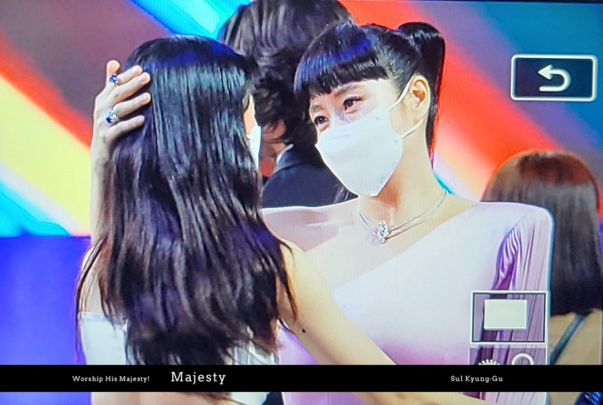 taeritubbies's tweet photo. DON’T TOUCH ME!!! THE KIM HYESOO AND THE KIM TAERI HUGGED 😭😭😭❤️❤️❤️

#KimTaeriBAA2022
#58thBaeksangArtsAwards 
#BaeksangArtsAwards2022 https://t.co/JipnV8xJnu