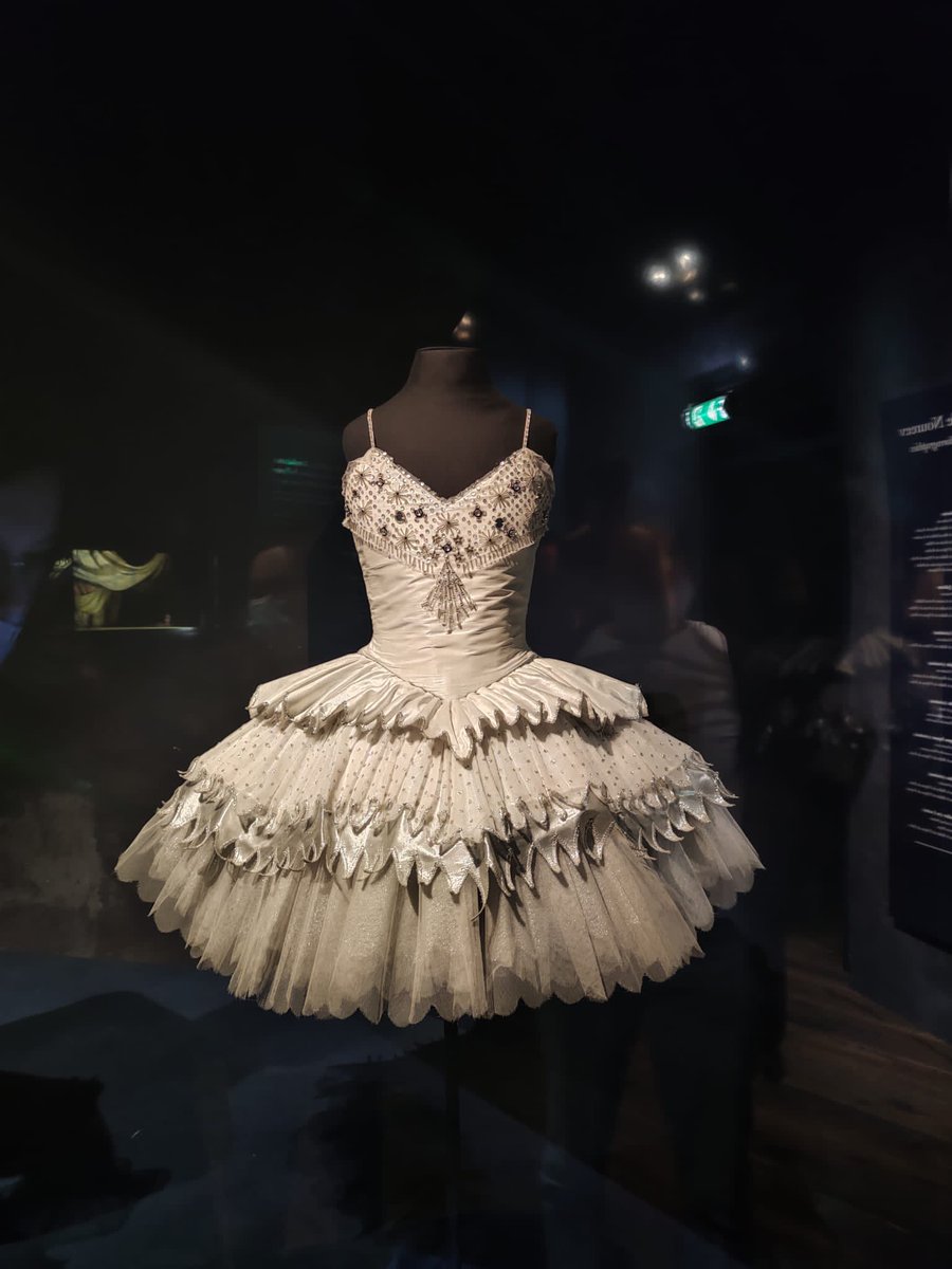 martine_emo's tweet photo. Sortie au centre national du costume de scène à Moulins. Exposition Noureev https://t.co/AnTFUXrblw avec les élèves qui participent au club " customisation textile de vêtements et accessoires" animé par Mme Curfs les mardi soir à #Larbaud. https://t.co/76snUQk6nC