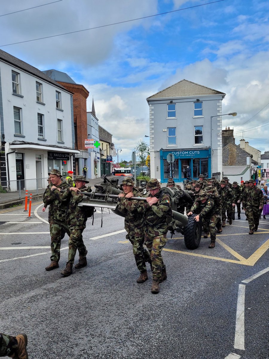 2BdeArtyRegt's tweet photo. Nothing Athlone traffic hasn't seen before! https://t.co/yGptj7siKo