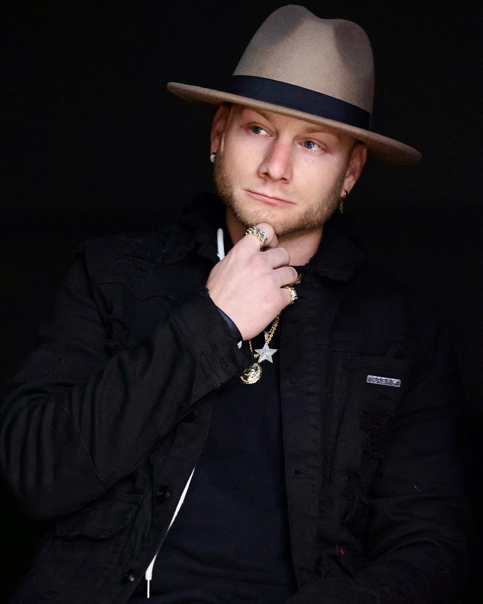 HATCHwiseguy's tweet photo. A man of many hats. Literally AND figuratively 💯 @realspeechfilms
Photo x @keithkalfas
.
#hat #fashion #photoshoot #portrait #drip #hatchwiseguy https://t.co/JA9KBbVUc1