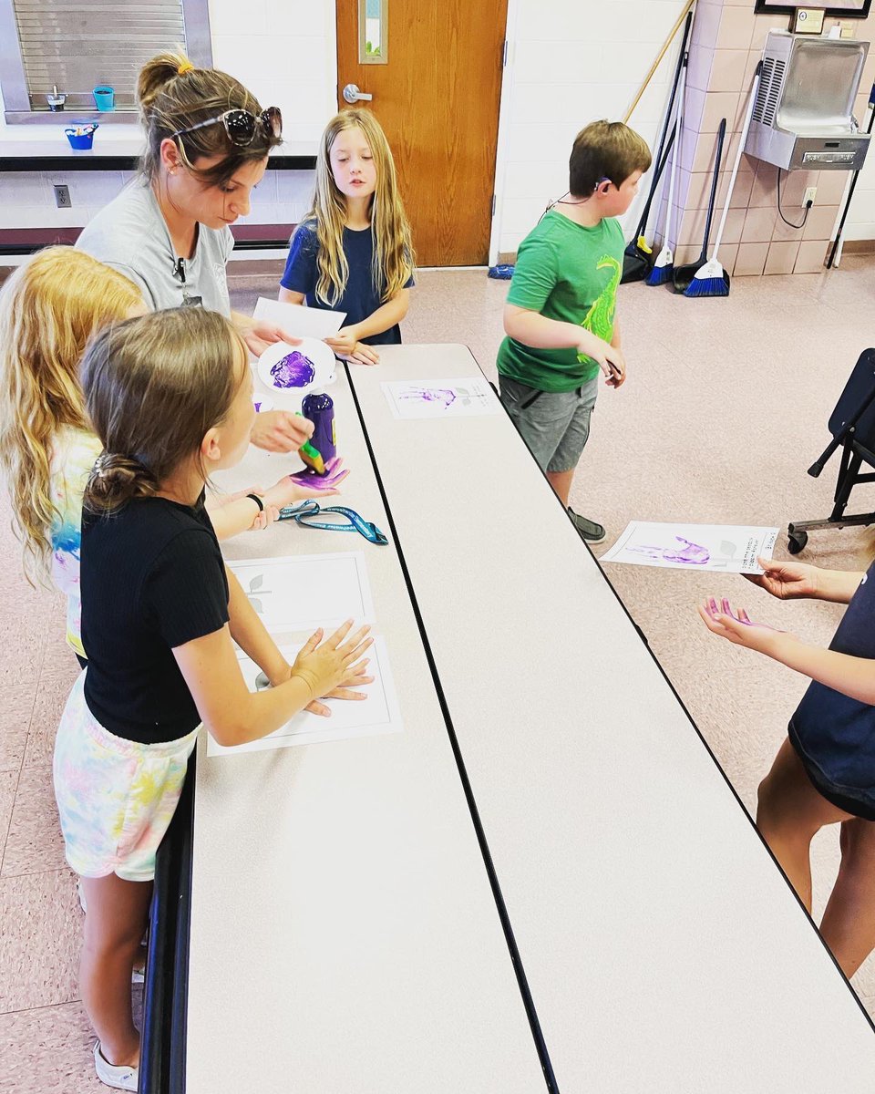 vcsbtbedep's tweet photo. Sweetwater EDEP kids making flower handprints for Mother’s Day. The kids were so happy to make them! 🌸💕 @sweetwaterVCPS @volusiaschools @TamaraHopkins15 https://t.co/I0tW39cqVB