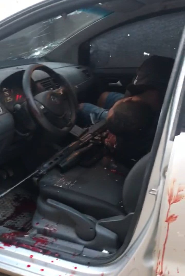 papodefavelaofc's tweet photo. Veja o fuzil dentro do carro(foto de morador) e veja oque a polícia apresentou como apreensão. 

Onde foi parar o fuzil com luneta? Nas mãos da milícia? 

Morto agora na Comunidade  gogo da ema Belford Roxo https://t.co/FWCOPH1iJr