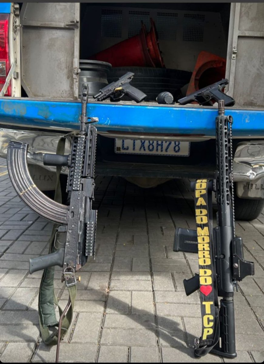 papodefavelaofc's tweet photo. Veja o fuzil dentro do carro(foto de morador) e veja oque a polícia apresentou como apreensão. 

Onde foi parar o fuzil com luneta? Nas mãos da milícia? 

Morto agora na Comunidade  gogo da ema Belford Roxo https://t.co/FWCOPH1iJr