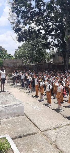 EnmaEsbu's tweet photo. Nuestros pioneros, listos para recibir su docencia vespertina, entonando con entusiasmo y patriotismo las notas de Nuestro Himno Nacional.
Pioneros por el comunismo. #SeremoscomoelChé !!! https://t.co/KeFEywf7dE