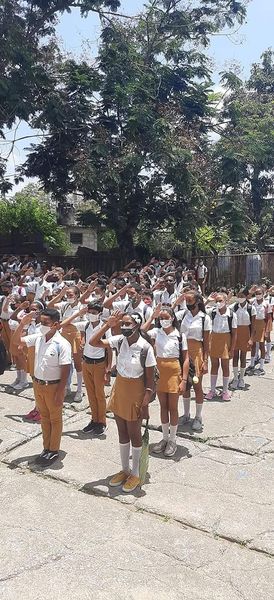 EnmaEsbu's tweet photo. Nuestros pioneros, listos para recibir su docencia vespertina, entonando con entusiasmo y patriotismo las notas de Nuestro Himno Nacional.
Pioneros por el comunismo. #SeremoscomoelChé !!! https://t.co/KeFEywf7dE