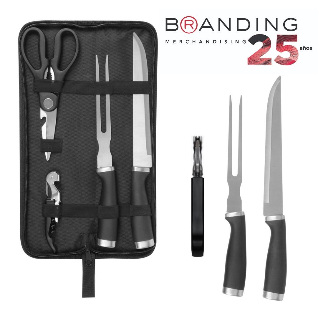 Set de asado en estuche con cierre. 
Contiene: tenedor, asador y cuchilla con mango color negro. 
Trae tijera y destapador de vino.

<a href="/Branding_ARG/">Branding Argentina</a> 
⁣⁣
#regalospromocionales #regalosempresariales #gimmick #logo #promoproducts #promotionalproducts #merchandising #promocionales