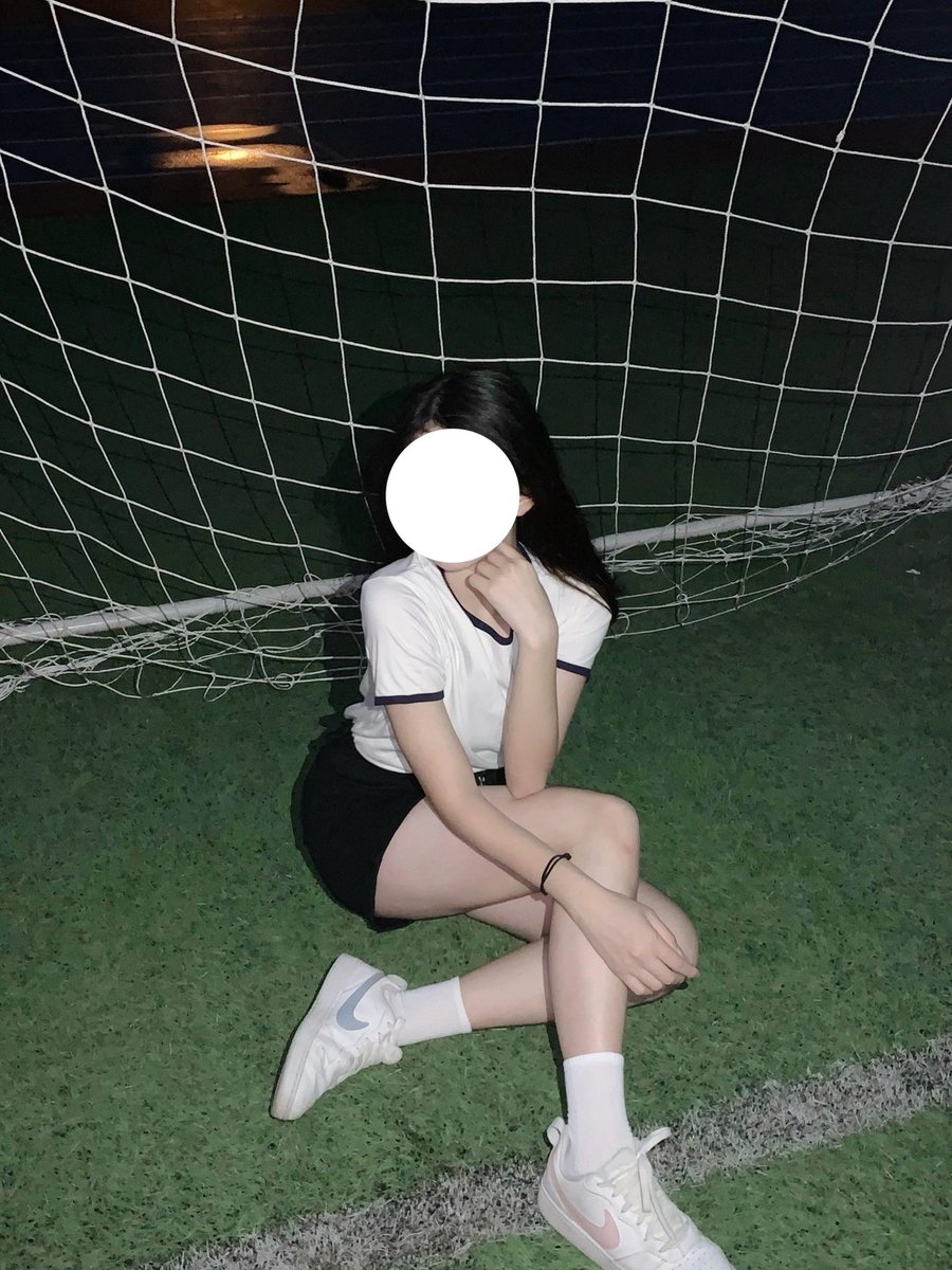 PoP5843685k's tweet photo. 大晚上的出来打🎈？ 日常 ，日常  人影幢幢 今晚肯定睡不着呀， 😱😱 过来看见有大叔 好有气质，所以喜欢大叔多一���点  #杭州大学，#杭州学生，#杭州 https://t.co/KnYmEyTKKz