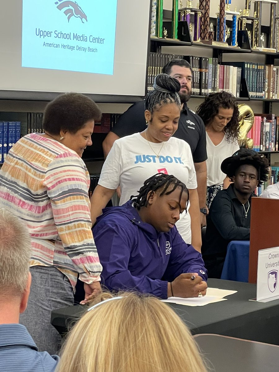 official_phil12's tweet photo. Locked in 🔒.
Thank God, my coaches, family, &amp; teamates for helping me get this far. Time to go get it‼️
@CrownCollegeFB @_coachwomack @_Coach_Franz 🤞🏾💜🖤#crownclimb https://t.co/Yx5wU5ZXSa