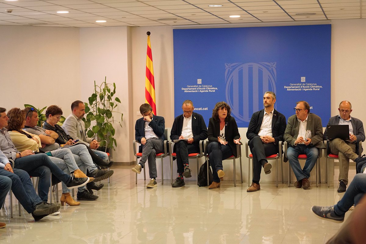 MiquelPueyo's tweet photo. Avui ens hem reunit amb la Consellera @agriculturacat @TeresaJorda i el delegat del @govern a #Lleida, @bernatsole, per tractar l'afectació de les gelades en la producció agrària. L'impacte social, laboral i territorial és molt elevat. https://t.co/FFqXCWax3p