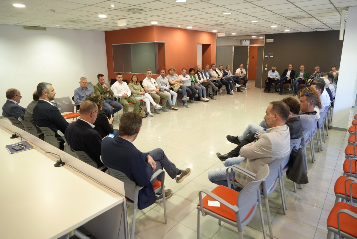 MiquelPueyo's tweet photo. Avui ens hem reunit amb la Consellera @agriculturacat @TeresaJorda i el delegat del @govern a #Lleida, @bernatsole, per tractar l'afectació de les gelades en la producció agrària. L'impacte social, laboral i territorial és molt elevat. https://t.co/FFqXCWax3p