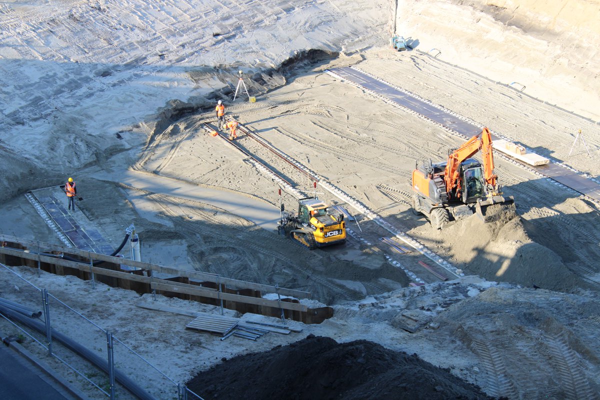 06-05-2022: Aan de zuidzijde is de waterkelder afgerond. Aan de noordzijde zijn de schuifbakken afgebouwd en is er een werkvloer gestort. Er ontstaat nu een nieuwe fase, waarin minder gegraven wordt, maar opgebouwd. #TunnelOsseveld #Apeldoorn