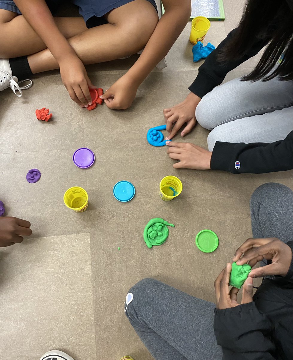 ErinDurhamLIB's tweet photo. When your copyright lesson finishes early, students get to #create!!! #4thgradeFUN #collaboration #socializing https://t.co/0v5yJorWxp
