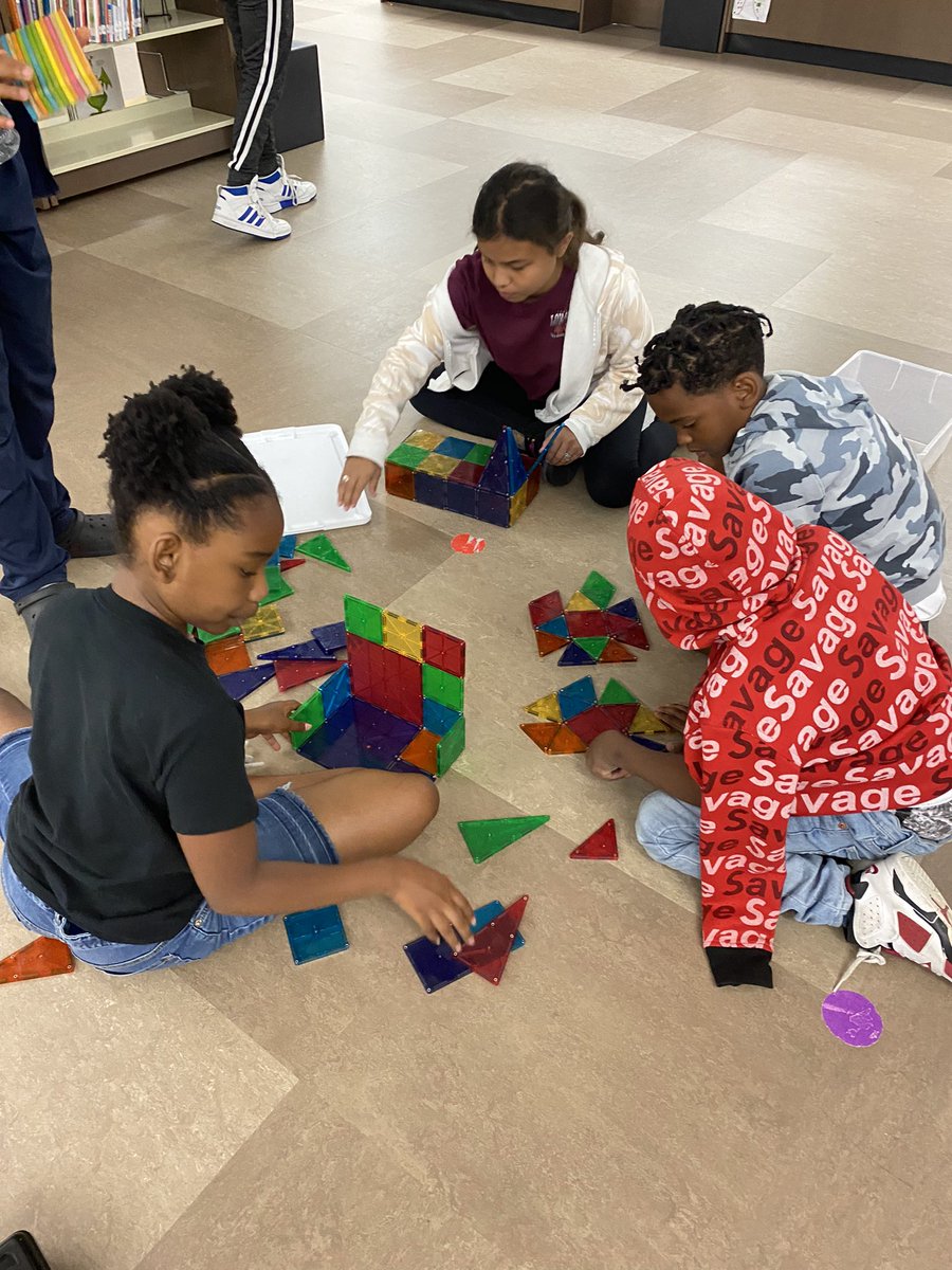 ErinDurhamLIB's tweet photo. When your copyright lesson finishes early, students get to #create!!! #4thgradeFUN #collaboration #socializing https://t.co/0v5yJorWxp