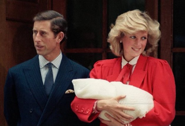 NoContextBrits's tweet photo. Charles and Diana getting a Friday night chippy (1982). https://t.co/qV74odbBdy