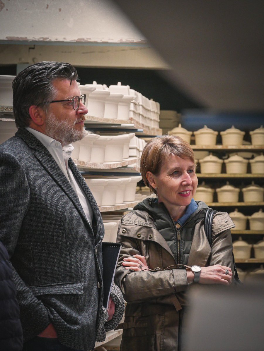 AnneSanderElue's tweet photo. L’obtention de l’Indication Géographique pour les #poteries d’Alsace est un vrai succès pour les artisans de #Soufflenheim &amp; #Betschdorf. Après avoir contribué au niveau 🇪🇺 à décrocher cette reconnaissance qui permet de protéger le savoir-faire, l’enjeu reste de le promouvoir! https://t.co/ja1HMc6fEU