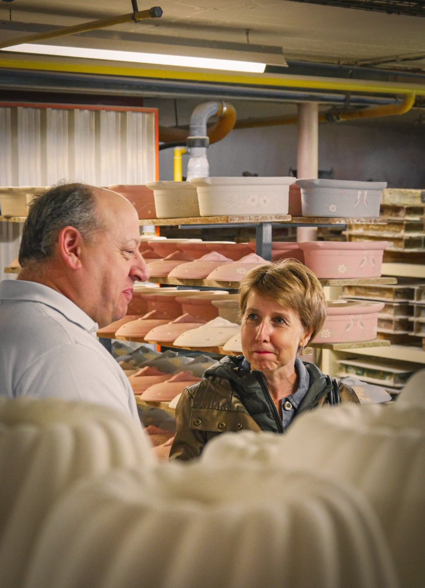 AnneSanderElue's tweet photo. L’obtention de l’Indication Géographique pour les #poteries d’Alsace est un vrai succès pour les artisans de #Soufflenheim &amp; #Betschdorf. Après avoir contribué au niveau 🇪🇺 à décrocher cette reconnaissance qui permet de protéger le savoir-faire, l’enjeu reste de le promouvoir! https://t.co/ja1HMc6fEU