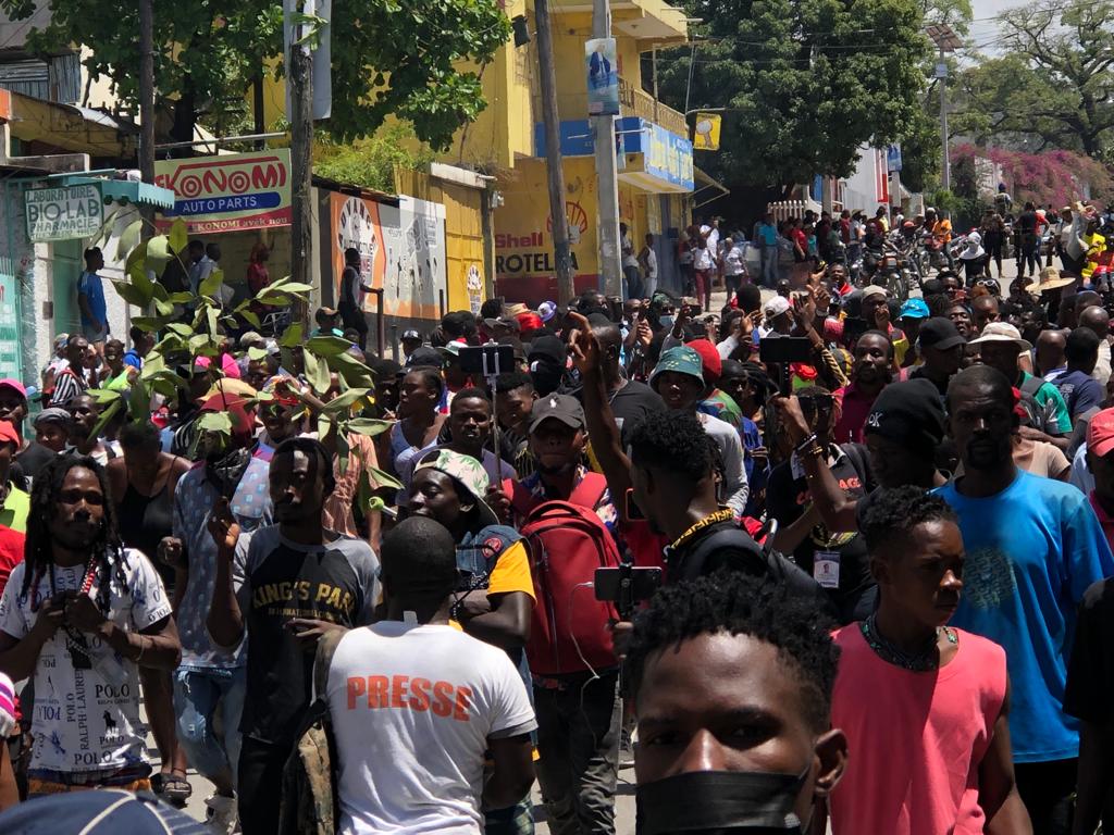 Haitians have been fighting to reclaim their democracy with a broad-based non-violent mobilization. But US government support has allowed the PHTK to refuse to negotiate in good faith with the popular democratic movement demanding change. 

sign.moveon.org/petitions/us-h…