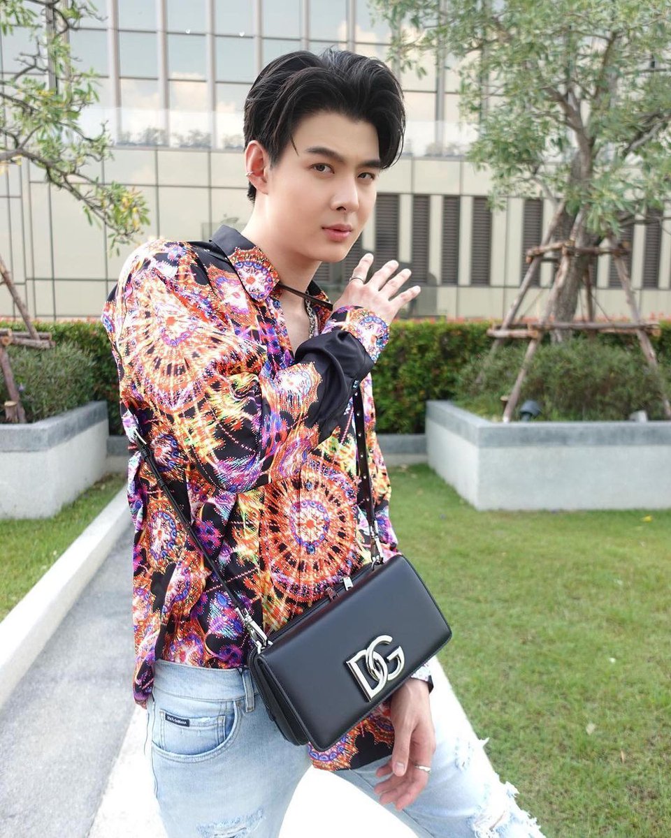 DreamBL_PT's tweet photo. A colecção Primavera/Verão 2022 da Dolce Gabanna foi lançada e contou com algumas caras conhecidas para a sua campanha! (2/2)

Fotos de @MSuppasit  e @Saint_sup 
[cr. ellementhailand ig]

#Dolcegabbana 
#MewSuppasit #Saint_sup 
#DGSS22 #DGLight #DGLightTherapy #DGThailand #DGBox https://t.co/4syRiSzu99