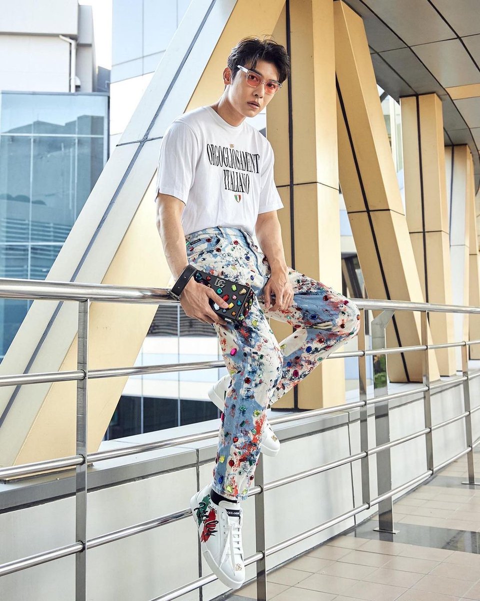 DreamBL_PT's tweet photo. A colecção Primavera/Verão 2022 da Dolce Gabanna foi lançada e contou com algumas caras conhecidas para a sua campanha! (2/2)

Fotos de @MSuppasit  e @Saint_sup 
[cr. ellementhailand ig]

#Dolcegabbana 
#MewSuppasit #Saint_sup 
#DGSS22 #DGLight #DGLightTherapy #DGThailand #DGBox https://t.co/4syRiSzu99