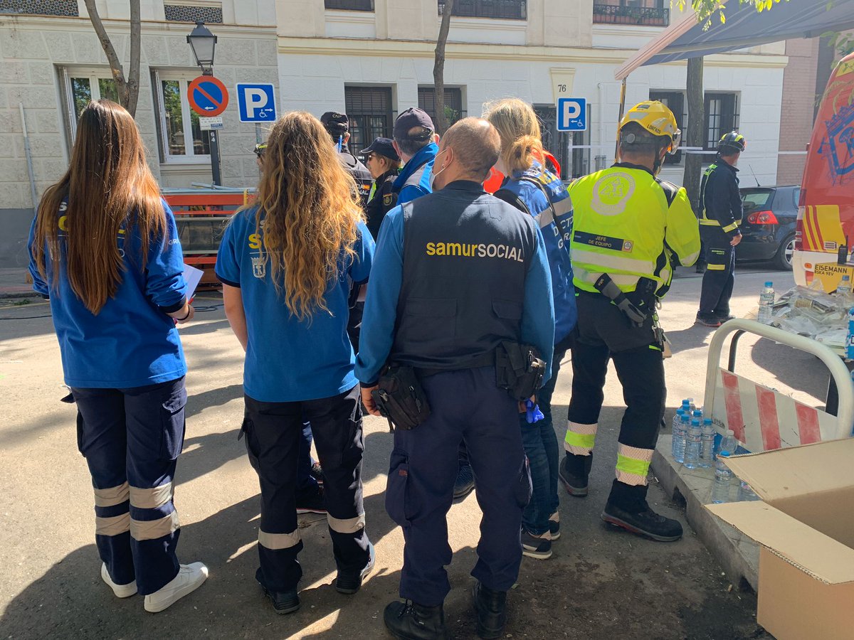 EmergenciasMad's tweet image. Otro de los servicios municipales que está trabajando tras la #explosión es @SamurSocialMAD. Ofrecen alojamiento de #emergencia a todos los vecinos afectados, tanto del edificio donde se ha producido la explosión como de los colindantes desalojados por seguridad por @BomberosMad.