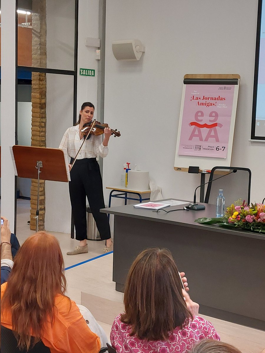 en_escuelas's tweet photo. Música de Bach para cerrar la primera actividad de la I Jornada de Escuelas Amigas, con la violista y profesora María Francés (EOI Tudela). #AmigasenEscuelas #EncuentroEoista https://t.co/d6l2wrPlgT