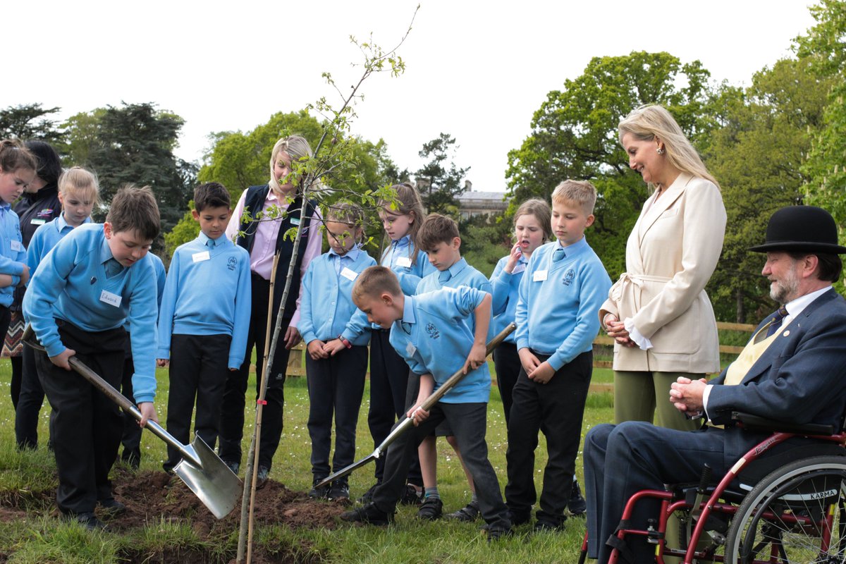 LEAF_Farming's tweet photo. A royal occasion! 👑
We were honored to welcome HRH The Countess of Wessex to @RagleyHall this week to commemorate our 30th anniversary. She toured the farm & joined children from @olcalcester as part of a @LEAF_Education visit. @RoyalFamily #LEAF30 #Regenerative @wynnbp
🌱🌏🚜 https://t.co/MHwHtgPF6I