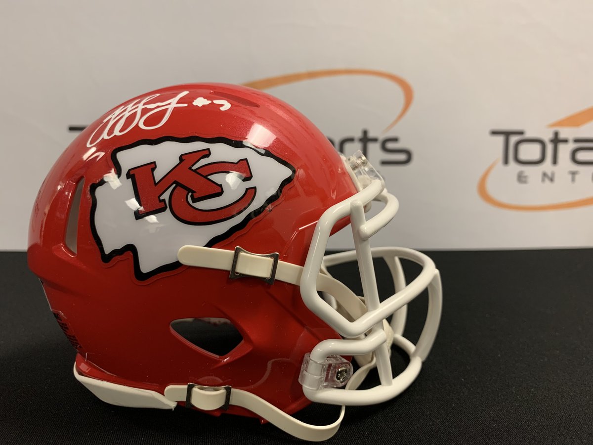 We're going to give this JuJu Smith-Schuster autographed mini helmet to someone who retweets this tweet and follows us!

We'll pick a winner on Monday 5/9!