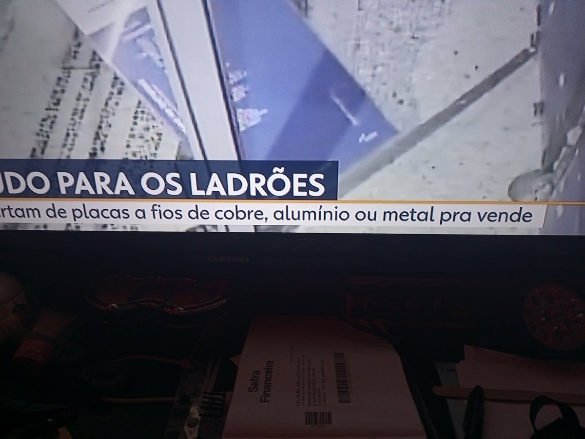 manuelarainha's tweet photo. Estágiario do #RJTV comeu o R na hora do almoço. https://t.co/Ex7Y7mohlM