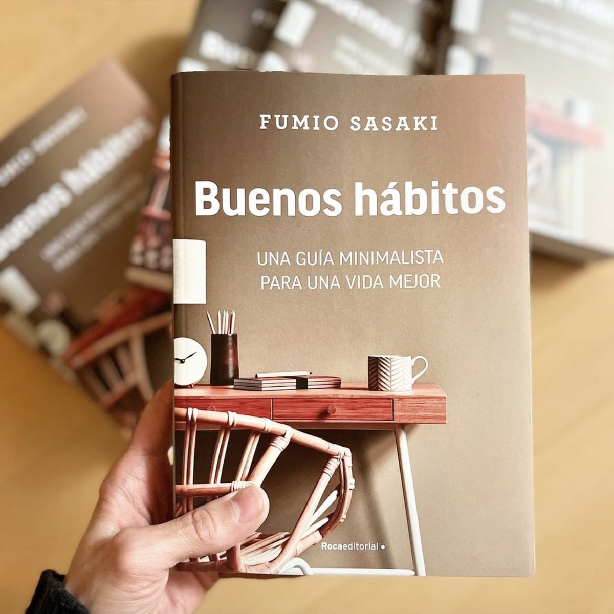 RocaEditorial's tweet photo. ¿Por qué nos cuesta tanto esperar hasta conseguir una recompensa en el futuro? @minimalandism lo analiza en su libro #BuenosHábitos, una guia minimalista del autor de #GoodbyeThings para aprender a vivir mejor. Ya disponible: https://t.co/99PjxR3nqb https://t.co/pYU2rhKLFS