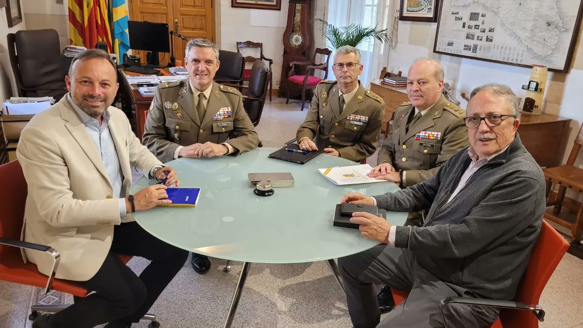 JLBenejam's tweet photo. Un honor recibir a D. Fernando Luis Gracia, comandante general de Baleares, @COMGEBAL_ET, en el @AjAlaior, para ultimar detalles sobre la Jura de Bandera Civil, con parada y desfile militar, a celebrar el 28 de mayo, en #Alaior. Inscríbete. Infórmate en https://t.co/O44EXy8ljX. https://t.co/CIo4yzJsaJ